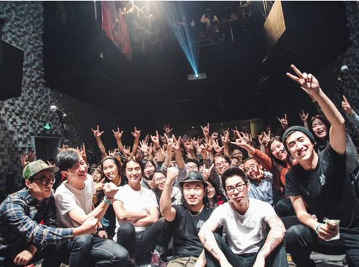 WHO&rsquo;S LISTENING？