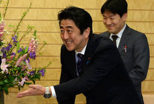 安倍，討來的達沃斯演講