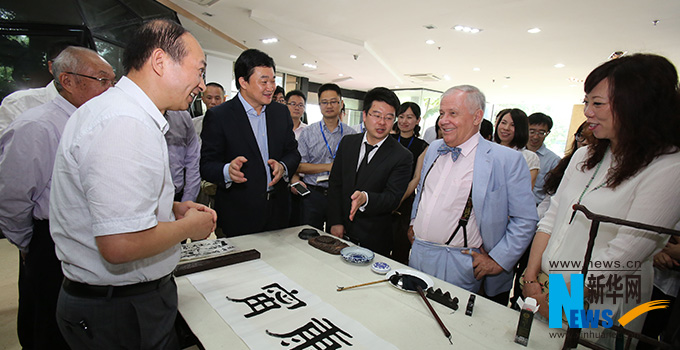 羅杰斯參觀新華網(wǎng)福建分公司。