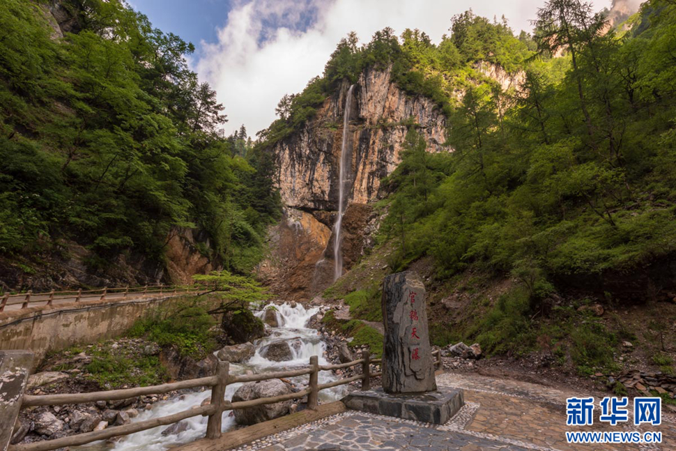 重崖森迥瀑飛先，鵝溝炎夏水風(fēng)涼