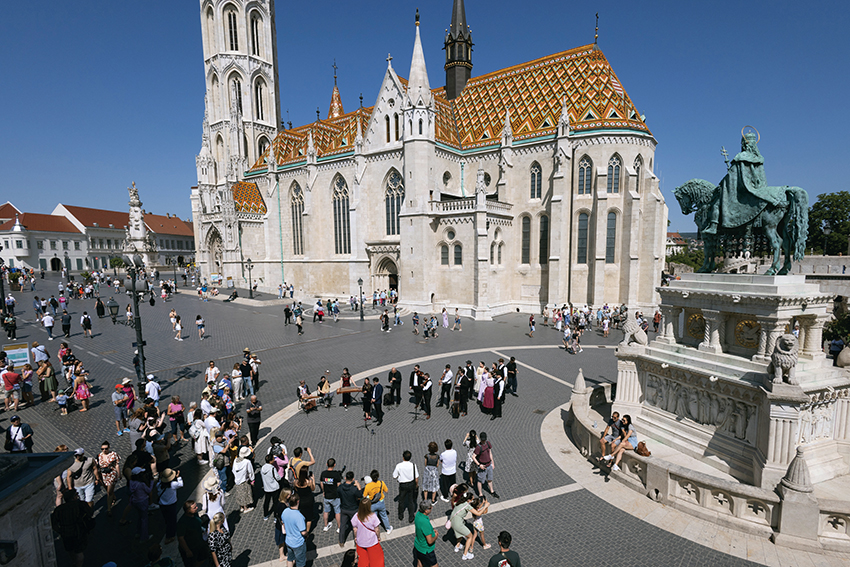 與余澤民相遇，與拉斯洛結(jié)緣