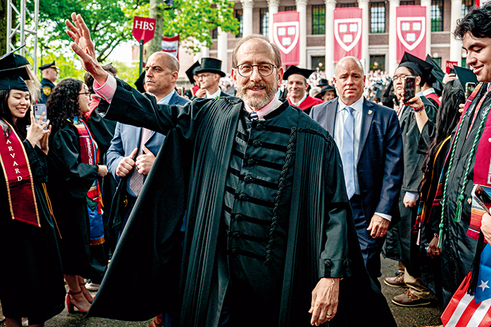 2025年5月29日,美国马萨诸塞州联邦地区法院“叫停”了特朗普政府取消哈佛大学招收外国学生资质的政策。图为当日哈佛 大学校长艾伦·M·加伯(中)出席毕业典礼 新华社发(朱子于摄) 2025年5月29日,美国马萨诸塞州联邦地区法院“叫停”了特朗普政府取消哈佛大学招收外国学生资质的政策。图为当日哈佛 大学校长艾伦·M·加伯(中)出席毕业典礼 新华社发(朱子于摄)