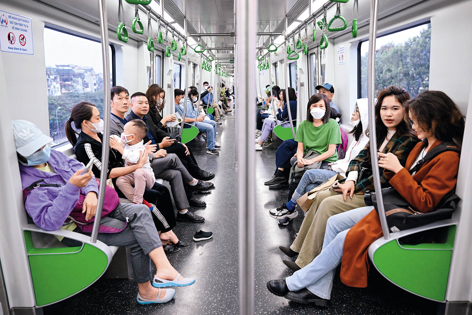 人们在越南河内乘坐吉灵 - 河东线轻轨。河内吉灵 - 河东线轻轨由中国中铁六局集团有限公司承建，是中越两国共建“一带一路”的标志性项目 程一恒摄/本刊