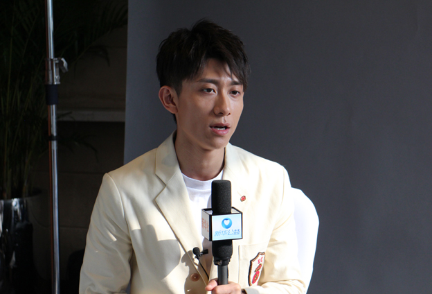 國(guó)有棟梁，大愛(ài)無(wú)疆；爾如嫩草，小愛(ài)芬芳。