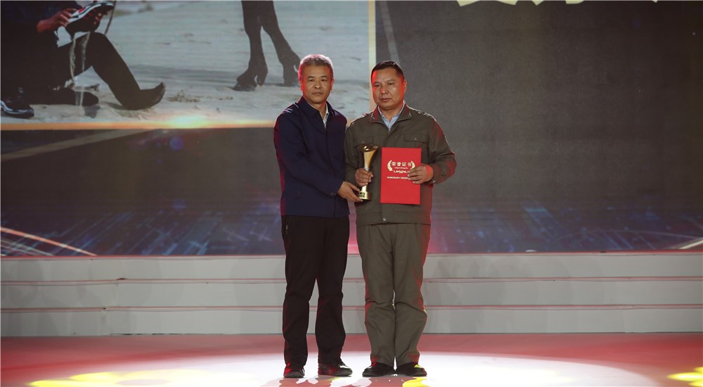 為年度感動(dòng)人物艾力&middot;尼亞孜頒獎(jiǎng)