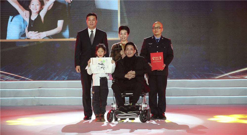 頒獎嘉賓為第三位年度感動人物張海林、朱丹丹夫婦頒獎