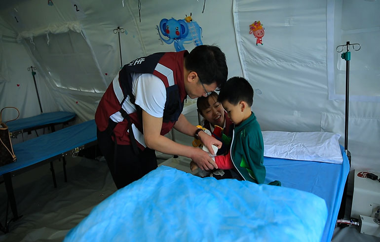 致敬偉大改革｜對話40年，講述身邊的健康故事（第十四集）&mdash;&mdash;白衣衛(wèi)士：與時間賽跑