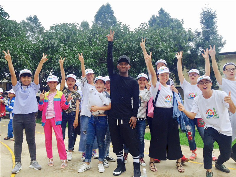 e創(chuàng)公益大使與志愿者、小朋友一起鄉(xiāng)村運動會