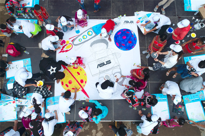 e創(chuàng)公益大使、志愿者和小朋友一同夢想涂鴉