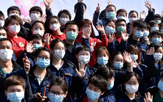 稟父老：樓蘭破，人平安，白衣戰(zhàn)士把家還！