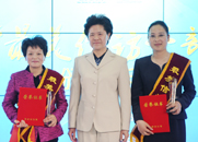 舒曉琴為獲獎?wù)邊蔷辗?、高平珍頒獎