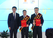 劉正榮為獲獎?wù)咭踪t孝、張海威頒獎