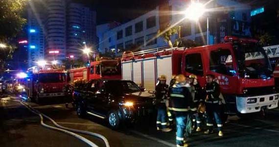 ?？诩瘟甏髲B電纜井起火 玻璃掉落致1人重傷