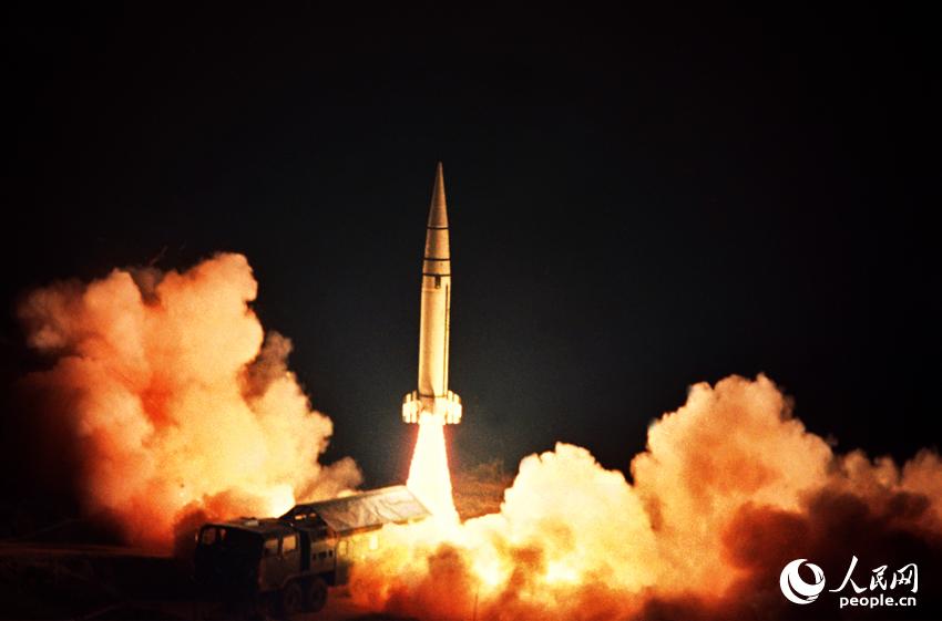 戈壁驚雷。馮根鎖攝