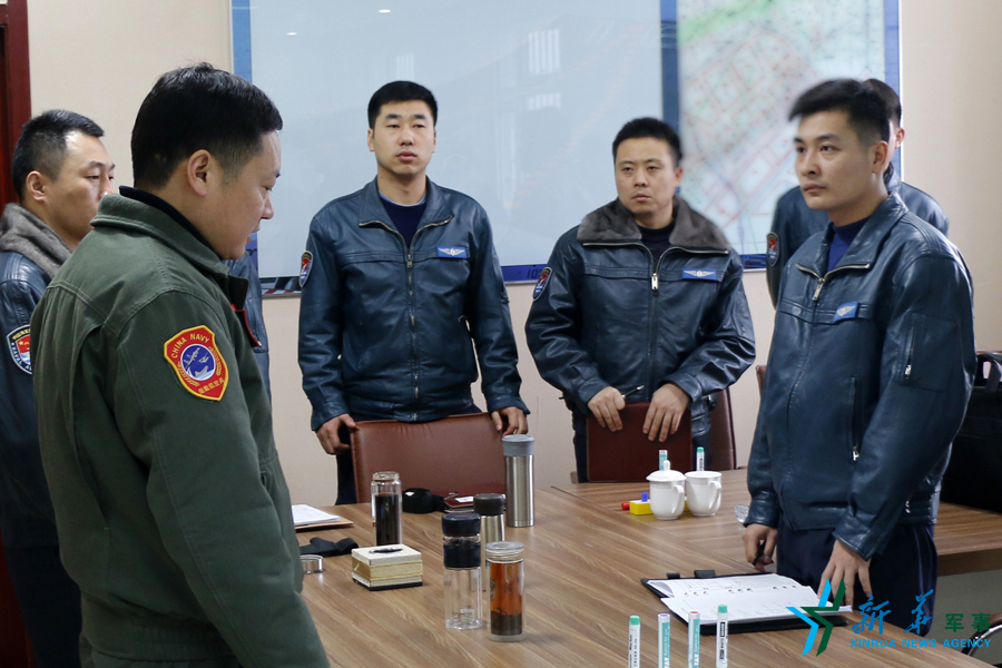 張超（右一）飛行后參加講評。