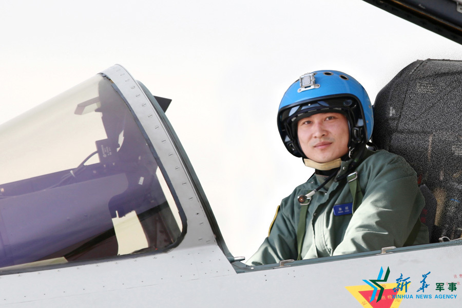 &uarr;戰(zhàn)機上準(zhǔn)備起飛的張超。