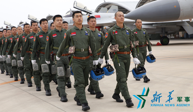 &uarr;飛行員列隊進場。