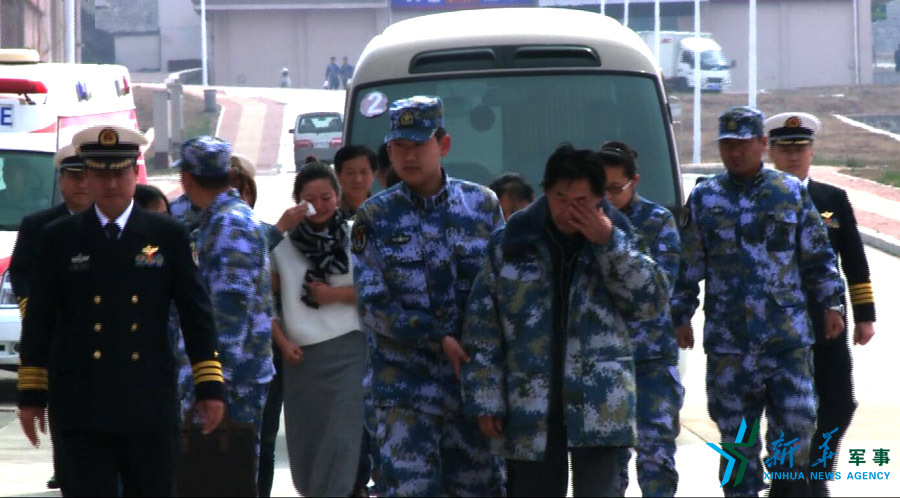 &uarr;張超的父親（右四）及家屬揮淚送別張超。