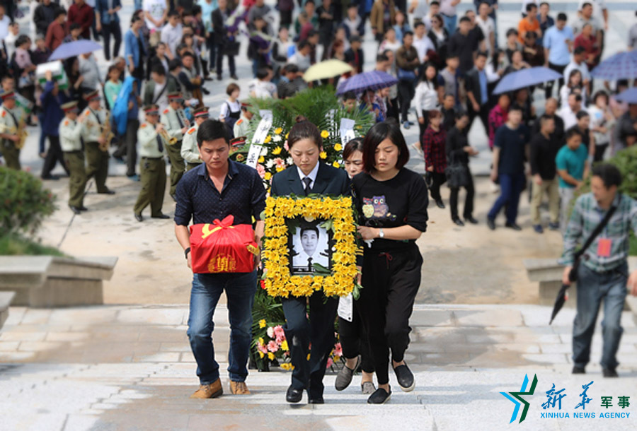 &uarr;張超烈士骨灰安葬儀式。