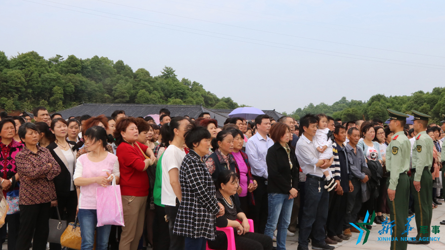 &uarr;張超烈士骨灰安葬儀式現(xiàn)場，岳陽的父老鄉(xiāng)親紛紛來給張超送別。