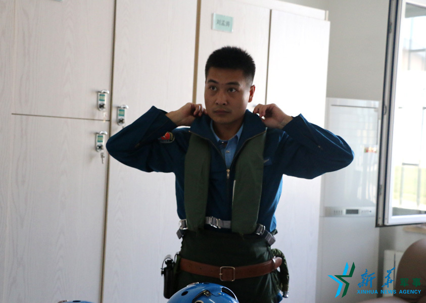 &uarr;資料圖片：張超嚴(yán)格按規(guī)定著裝參加飛行訓(xùn)練。