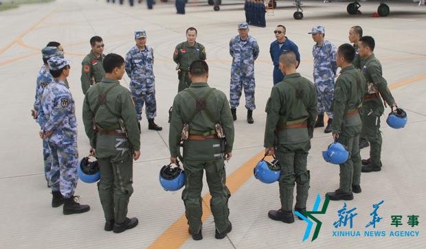 飛行后，黨委班子現(xiàn)場(chǎng)講評(píng)飛行情況。