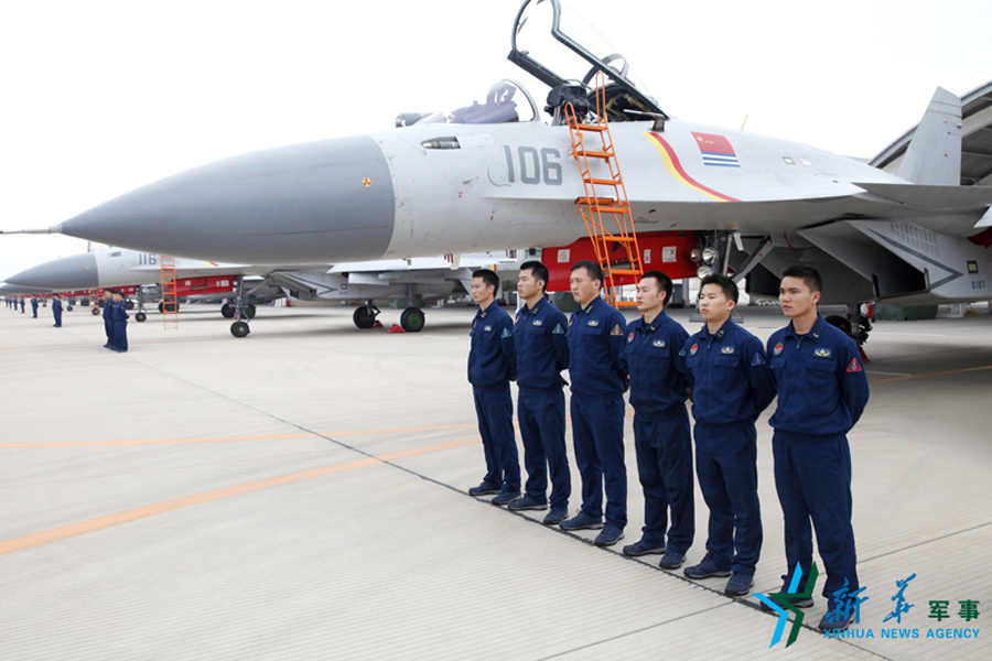 &uarr;機務(wù)官兵為戰(zhàn)鷹保駕護航。