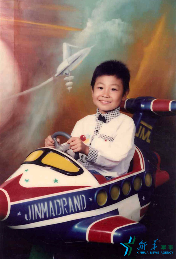 &uarr;資料圖片：長大后當(dāng)一名優(yōu)秀的飛行員是張超兒時種下的夢想。