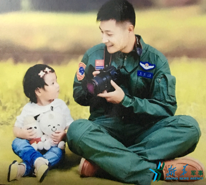 &uarr;資料圖片：被選為艦載戰(zhàn)斗機飛行員的張超與女兒合影。