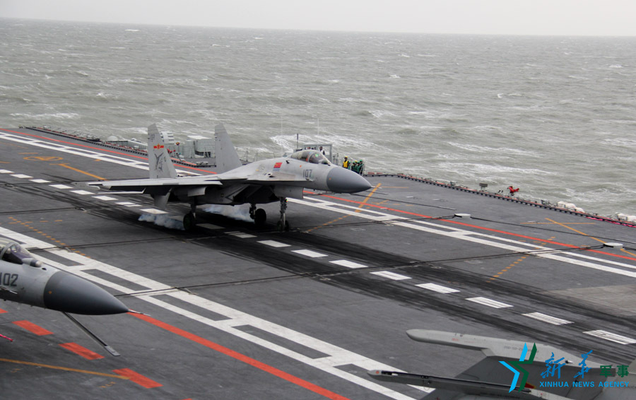 &uarr;資料圖片：艦載戰(zhàn)斗機(jī)下落著艦瞬間。