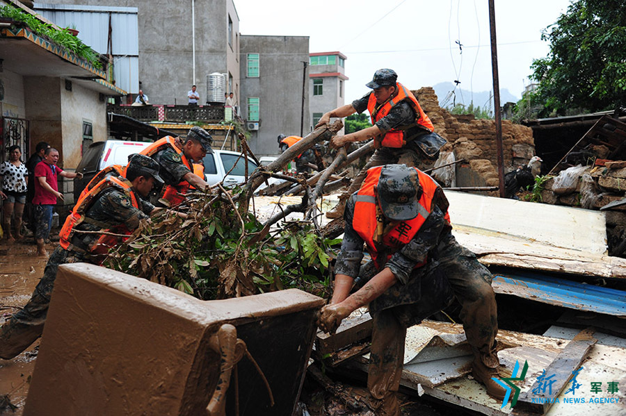 &uarr;第31集團軍某裝甲旅官兵幫助長泰恢復災后秩序。鐘晨菲攝