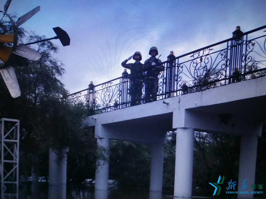 &uarr;中秋佳節(jié)，珍寶島的官兵在洪水中的堅守。