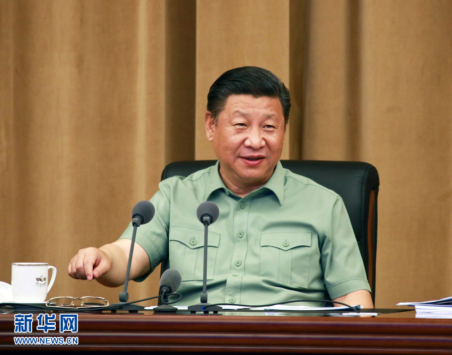 5月24日，中共中央總書記、國(guó)家主席、中央軍委主席習(xí)近平視察海軍機(jī)關(guān)，親切接見(jiàn)海軍第十二次黨代會(huì)全體代表和海軍機(jī)關(guān)正師職以上領(lǐng)導(dǎo)干部。這是習(xí)近平聽(tīng)取海軍工作匯報(bào)后發(fā)表重要講話。 新華社記者 查春明 攝 