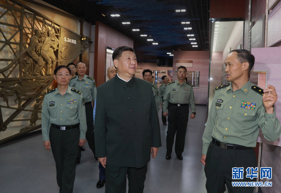 6月22日，正在山西省考察工作的中共中央總書記、國家主席、中央軍委主席習近平來到駐晉部隊某基地視察調(diào)研，代表黨中央和中央軍委，向基地組建50周年致以熱烈的祝賀，向老一輩創(chuàng)業(yè)者、廣大基地官兵致以崇高的敬意和誠摯的問候。這是習近平視察基地軍史館。新華社記者 李剛 攝