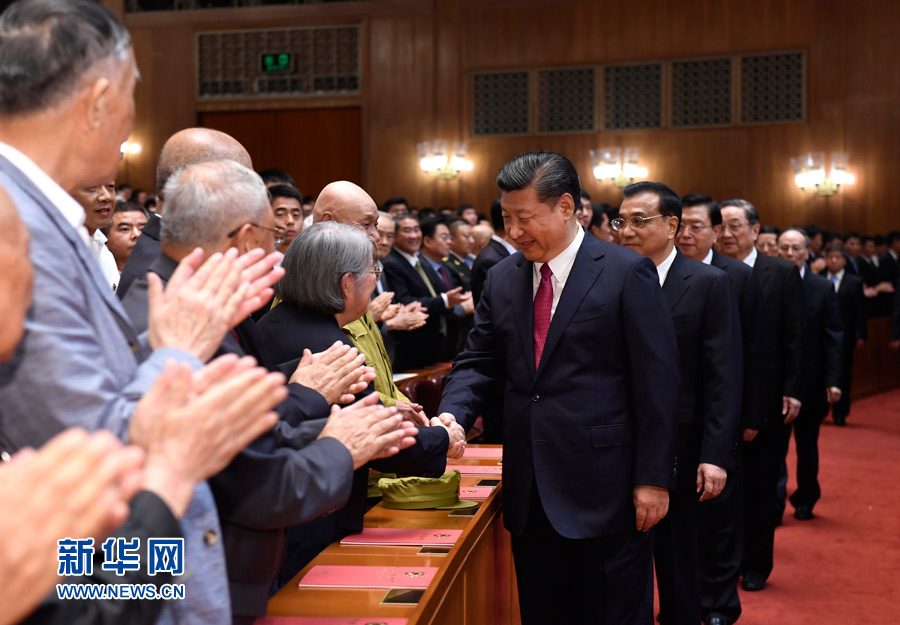 7月28日，慶祝中國(guó)人民解放軍建軍90周年文藝晚會(huì)《在黨的旗幟下》在北京人民大會(huì)堂舉行。中共中央總書(shū)記、國(guó)家主席、中央軍委主席習(xí)近平和李克強(qiáng)、張德江、俞正聲、劉云山、王岐山、張高麗等黨和國(guó)家領(lǐng)導(dǎo)人，與首都3000多名各界群眾一起觀看演出。演出開(kāi)始前，習(xí)近平等與老戰(zhàn)士、老同志代表和&ldquo;八一勛章&rdquo;獲得者親切握手。新華社記者 李學(xué)仁 攝