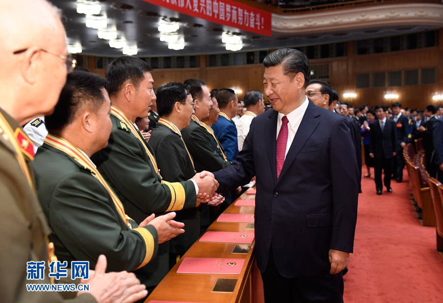 7月28日，慶祝中國(guó)人民解放軍建軍90周年文藝晚會(huì)《在黨的旗幟下》在北京人民大會(huì)堂舉行。中共中央總書(shū)記、國(guó)家主席、中央軍委主席習(xí)近平和李克強(qiáng)、張德江、俞正聲、劉云山、王岐山、張高麗等黨和國(guó)家領(lǐng)導(dǎo)人，與首都3000多名各界群眾一起觀看演出。演出開(kāi)始前，習(xí)近平等與老戰(zhàn)士、老同志代表和&ldquo;八一勛章&rdquo;獲得者親切握手。新華社記者 李學(xué)仁 攝