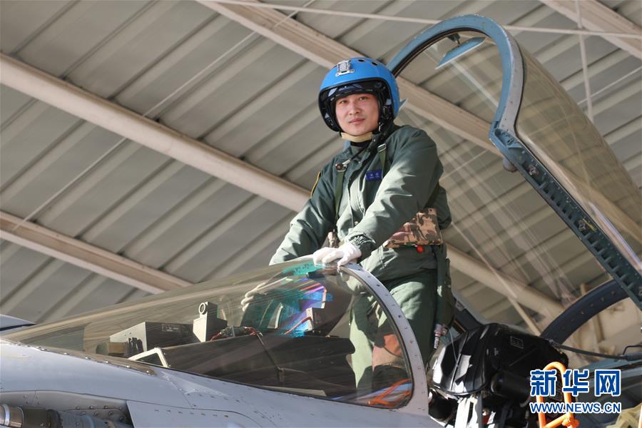 （建軍90周年&middot;英雄&middot;圖文互動(dòng)）（1）聽(tīng)，渤海灣有風(fēng)吹過(guò)來(lái)&mdash;&mdash;追記海軍某艦載航空兵部隊(duì)一級(jí)飛行員張超