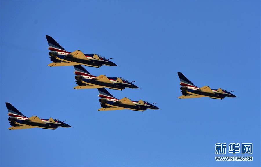 (圖文互動(dòng))(1)改革開放讓中國的空天更安全——全民國家安全教育日空軍向民眾展現(xiàn)殲-10特技飛行目擊記