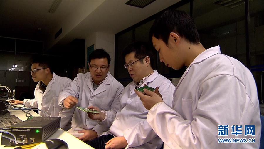 (圖文互動)讓五星紅旗飄揚在世界“超算”之巔——記國防科大計算機學(xué)院院長廖湘科