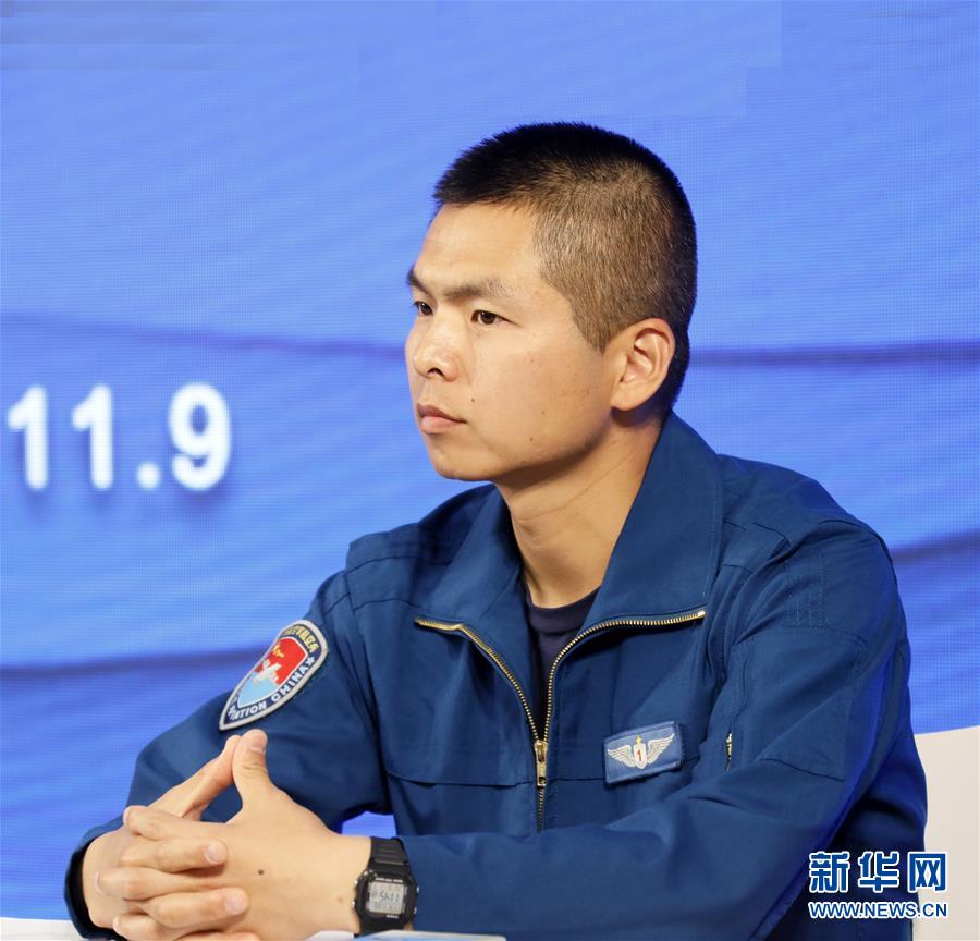 （圖文互動）（1）中國空軍新型戰(zhàn)機(jī)飛行員&ldquo;論劍&rdquo;珠海航展