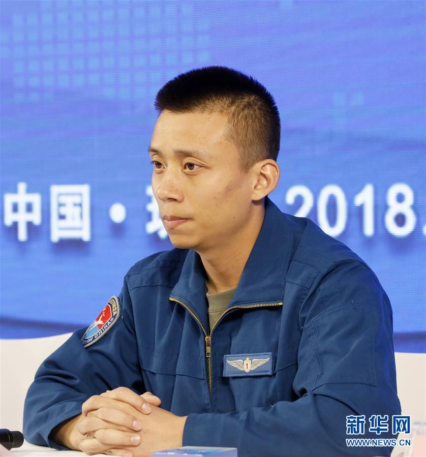 （圖文互動）（2）中國空軍新型戰(zhàn)機(jī)飛行員&ldquo;論劍&rdquo;珠海航展