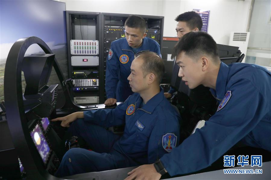 (圖文互動(dòng))(3)空中驕子——記空軍航空兵某旅飛行二大隊(duì)大隊(duì)長(zhǎng)劉飛