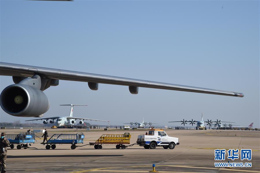 （聚焦疫情防控&middot;圖文互動(dòng)）（4）空軍第四次向武漢大規(guī)?？者\(yùn)醫(yī)療隊(duì)員和物資