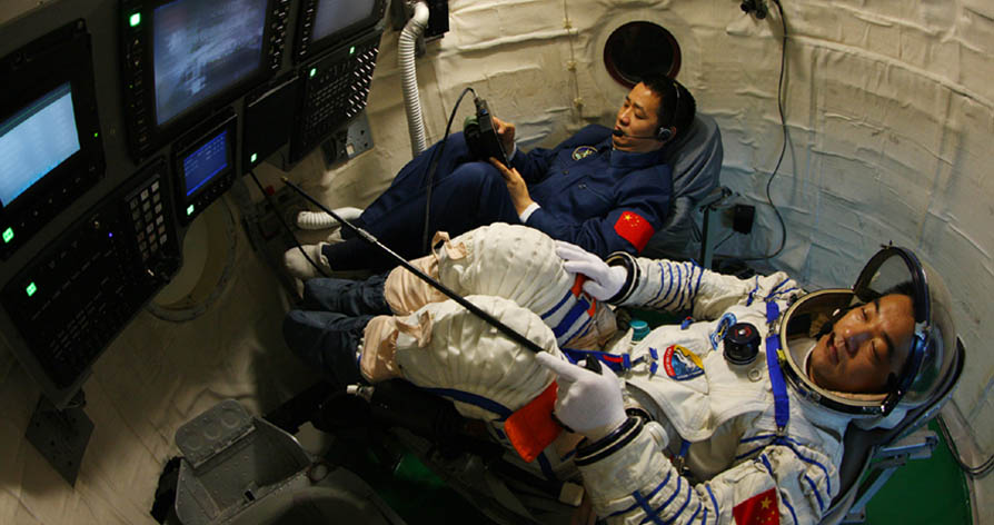 獨家：神舟十號乘組航天員訓(xùn)練密照曝光