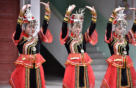 武警福建總隊(duì)&ldquo;文藝輕騎隊(duì)&rdquo;到定點(diǎn)扶貧村慰問演出記事