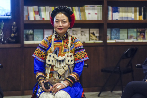 阿牛阿呷：對(duì)彝族姑娘來(lái)說(shuō)，胎教就是彝族的刺繡文化，但是當(dāng)我們走出來(lái)，我們覺(jué)得我們對(duì)其他支系的服飾知識(shí)了解太少了，需要學(xué)習(xí)的很多，所以開(kāi)辦了這個(gè)專業(yè)。