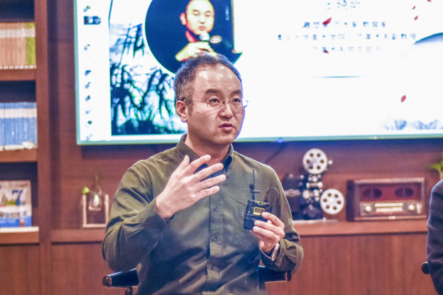 王曉昕：語(yǔ)言問(wèn)題其實(shí)是非遺傳承所面臨的一個(gè)普遍問(wèn)題。非遺傳承人可能有很好的技藝，但是因?yàn)檎Z(yǔ)言問(wèn)題沒(méi)有辦法與外面的人交流，就失去了傳承的機(jī)會(huì)。