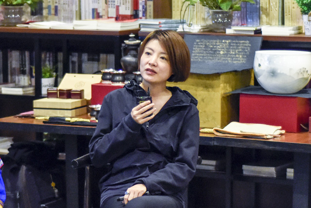 秦思：堅(jiān)持還是因?yàn)闊釔?，我一直想把有意義的事情做得有意思。我希望有更多的人來關(guān)注非遺文化，把文化融入到工藝當(dāng)中。