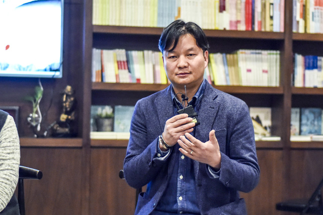 丁大為：烏銅走銀有三百年的歷史了，是云南地區(qū)獨(dú)有的技藝。這門技藝入門大概需要3年，學(xué)成需要20年。用語言去表達(dá)它其實(shí)是很難的。