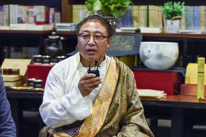 安久&middot;白瑪群加：絕對(duì)不能為了錢做手藝的傳承人，傳承手藝是因?yàn)槲覀冇袀鞒忻褡逄厣幕呢?zé)任，要時(shí)刻謹(jǐn)記這一份責(zé)任。